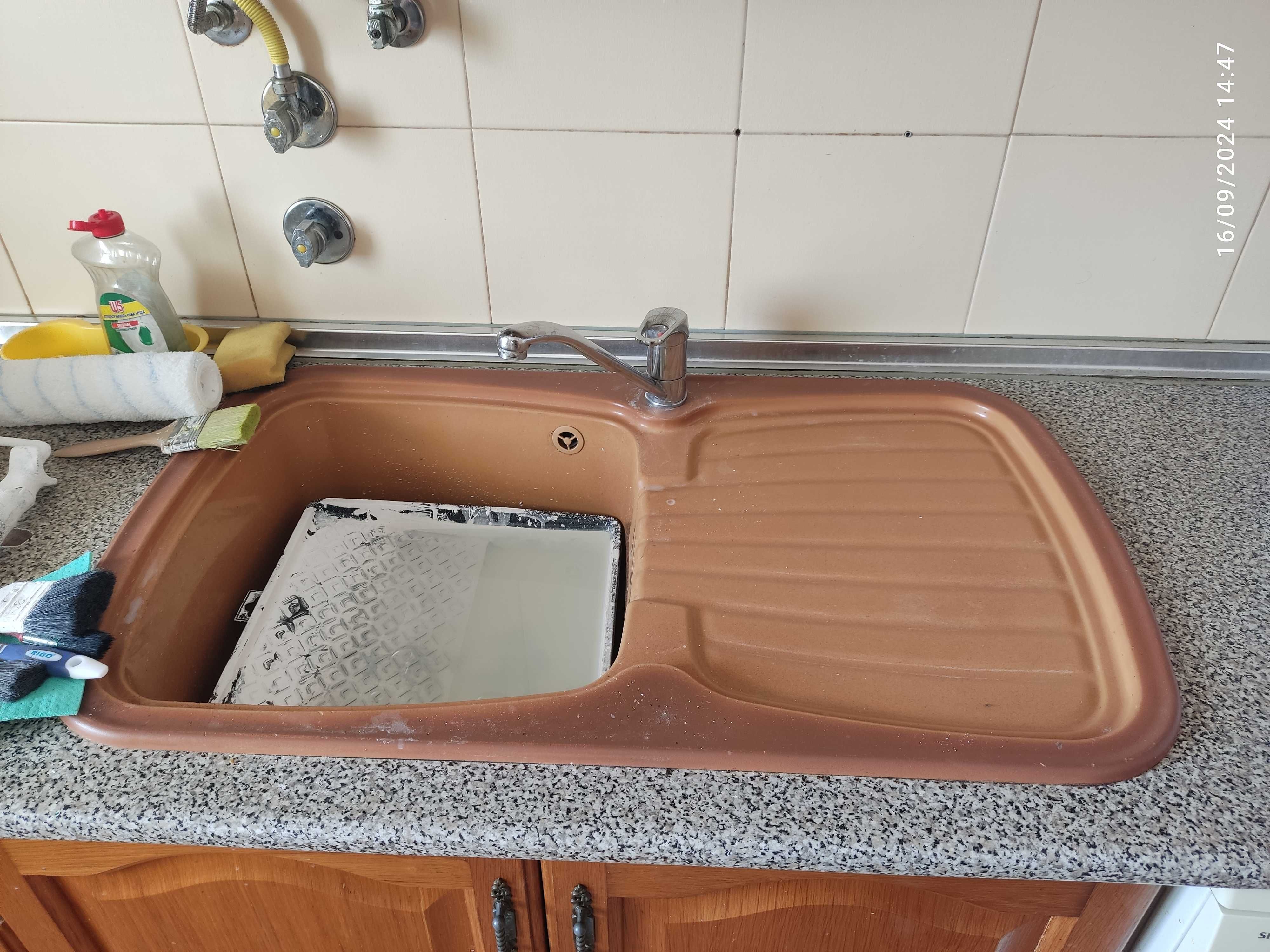 lava loiça em plastico acrilico com torneira incluida.