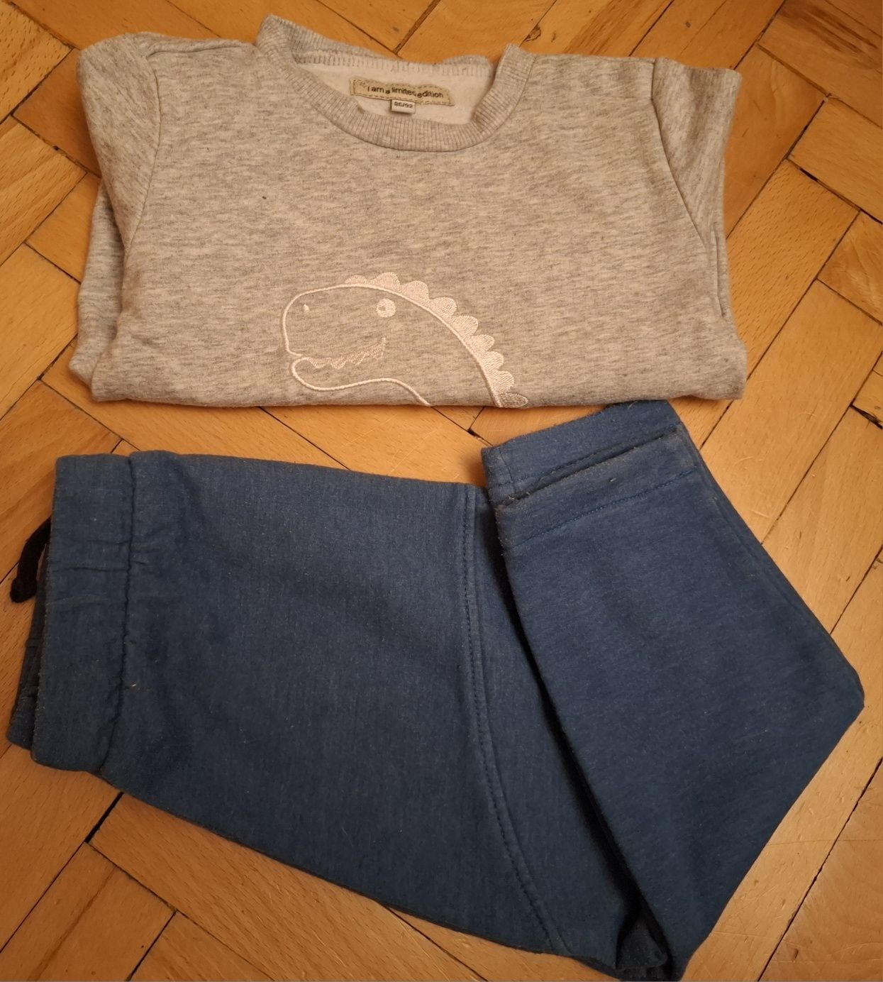 Komplet: bluza i spodnie dresowe r. 86/92.