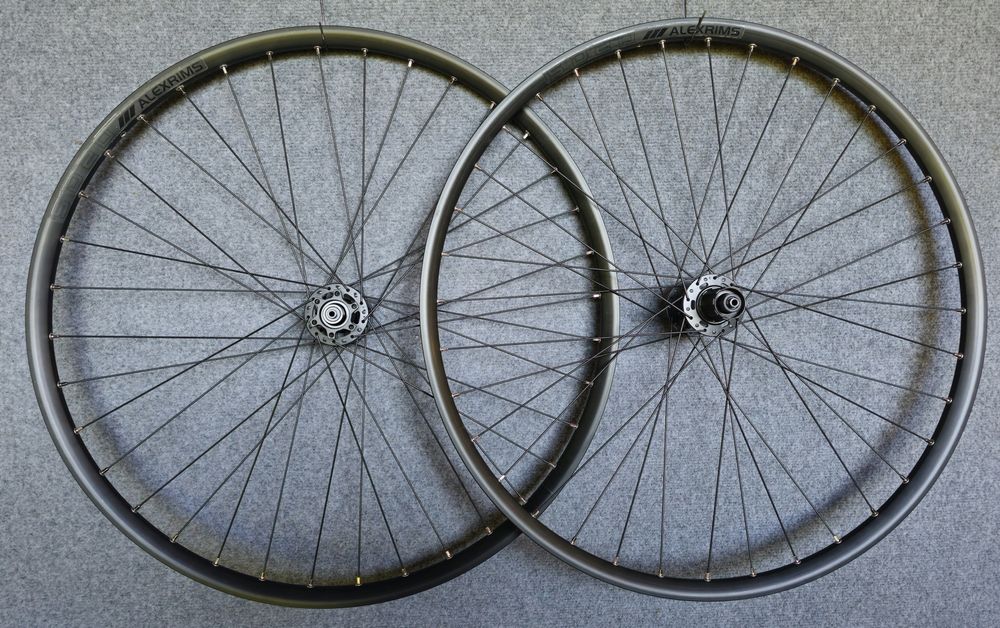 Kpl kół 622x20 Alexrims SD20 disc 6śrub maszyny qr  v  X15 / 10x135 qr