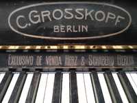 Piano vertical alemão antigo