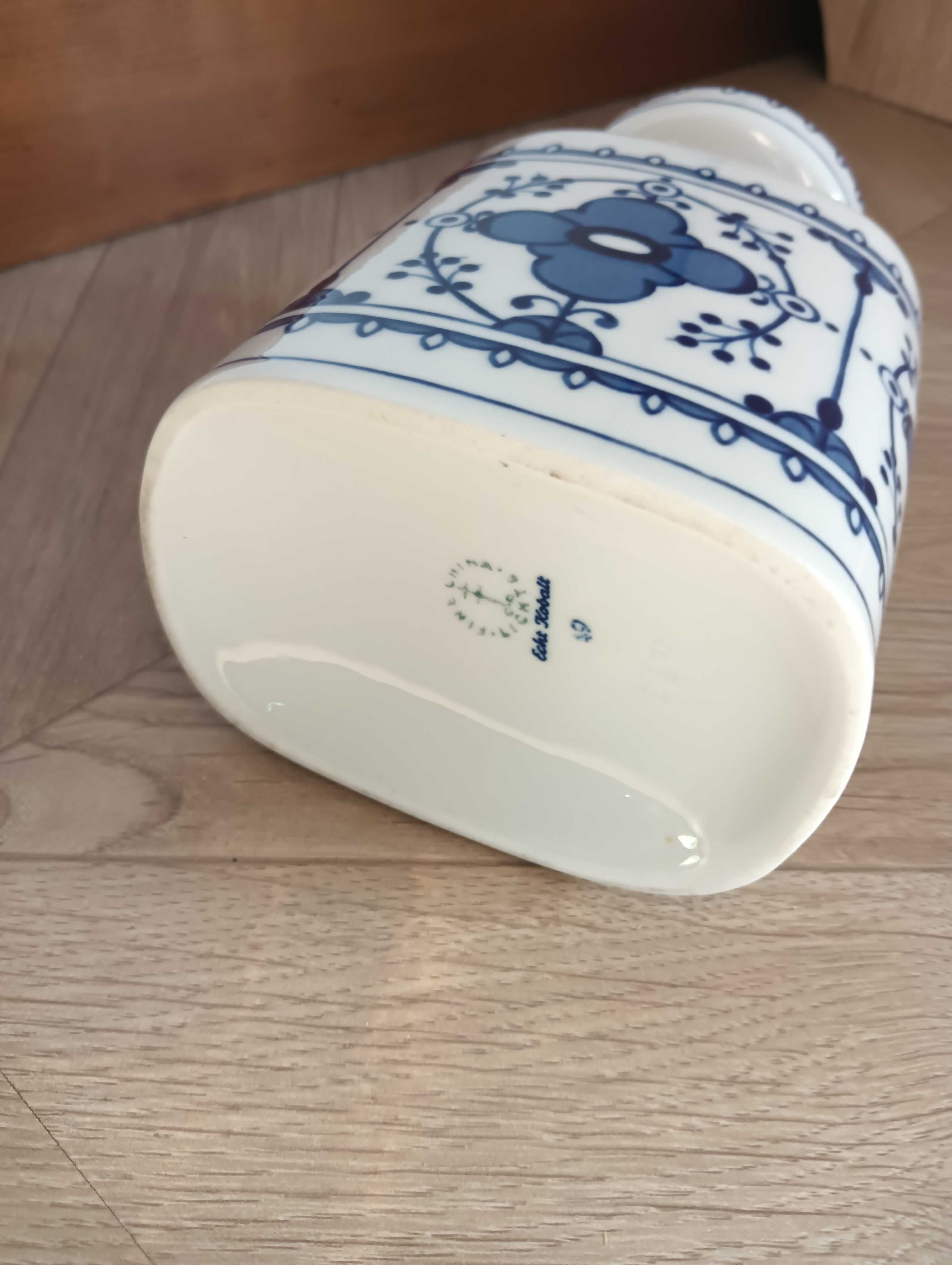 Wazon porcelanowy z niebieskim wzorem