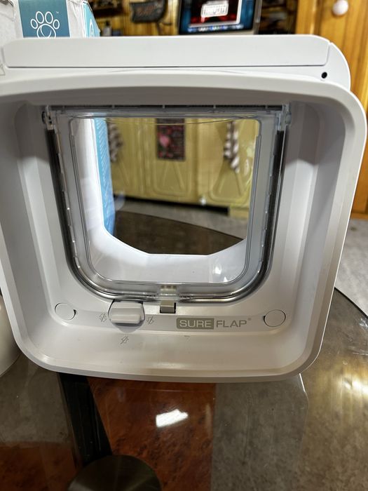 Дверцята та хаб для котів Sure Petcare SureFlap з мікрочіпом