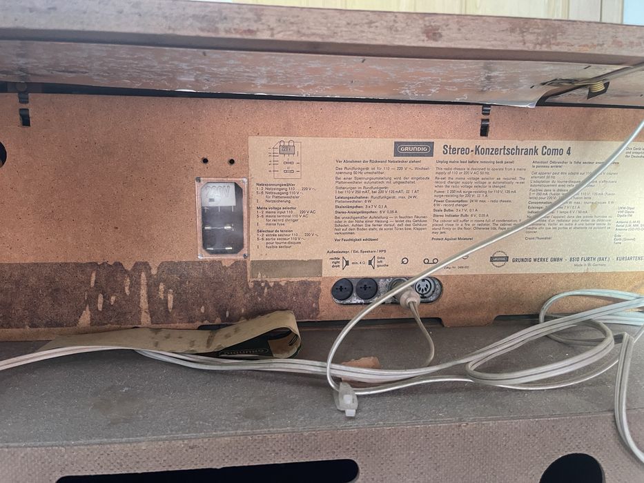 Móvel rádio e gira disco Grundig