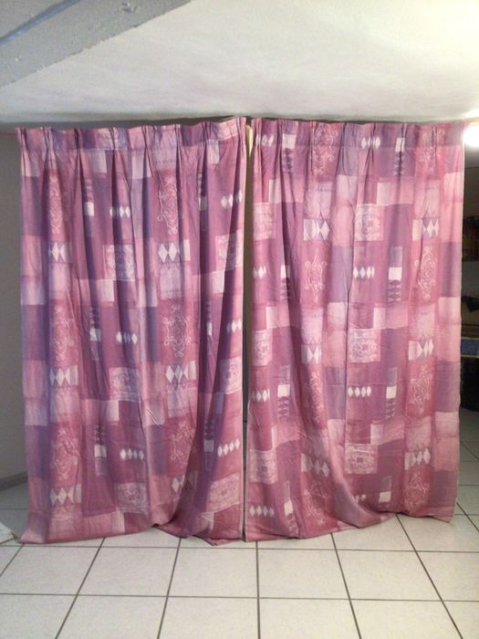 Cortinados 2 pendentes cor rosa com motivos