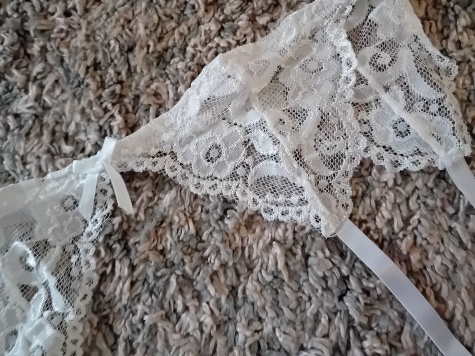 Pas,do pończoch w bieli