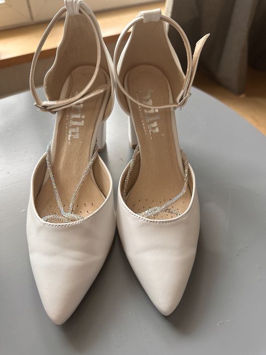 Buty ślubne 36 biała skóra plus cyrkonie Brilu raz ubrane