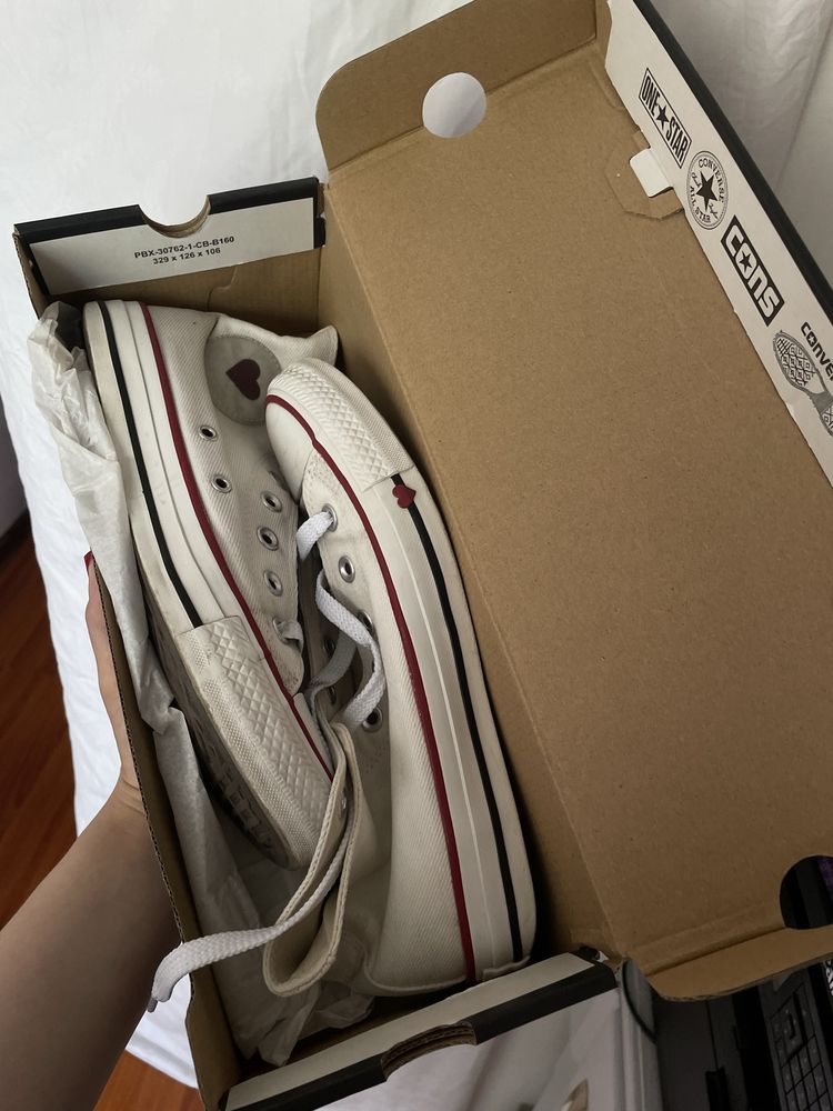 Оригінальні жіночі кеди Converse
