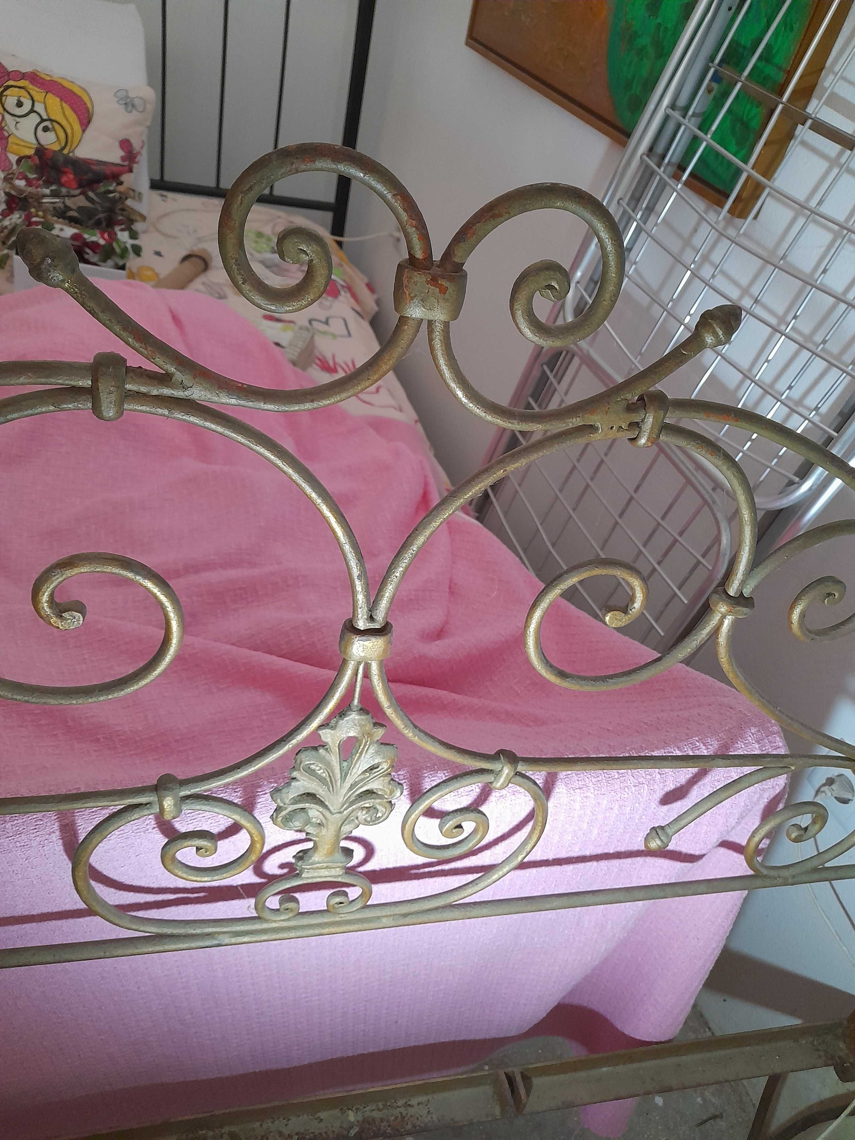 Cama de ferro antiga incomum