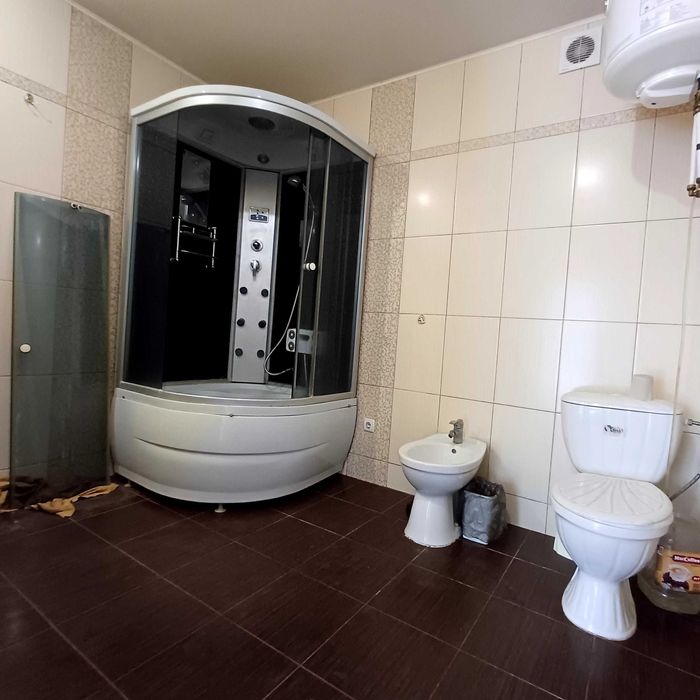 Продаж півбудинку,район центральних мостів,лодочної станції.