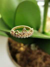 Piękny złoty pierścionek korona