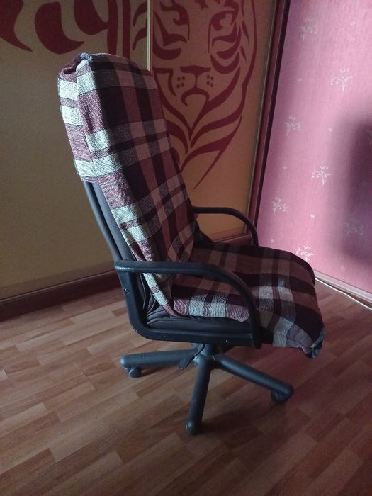 Высокое офисное кресло