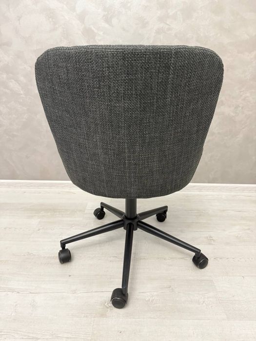 Офісне скрісло на колесах з підйомним механізмом