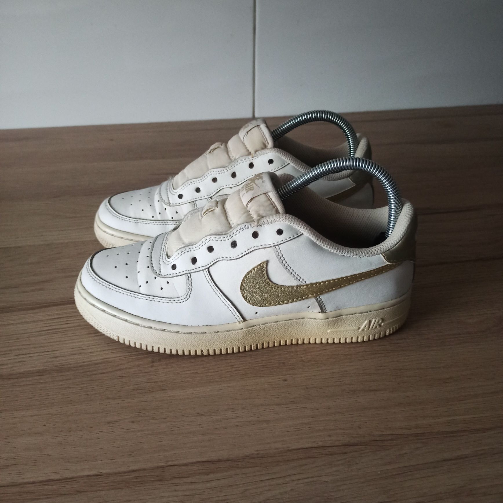 Sneakersy damskie Nike Air Force 1GS  rozmiar 37  biały złot