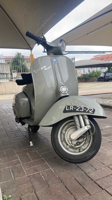 Vespa Sprint de 1968 rigorosamente restaurada e em perfeito estado.