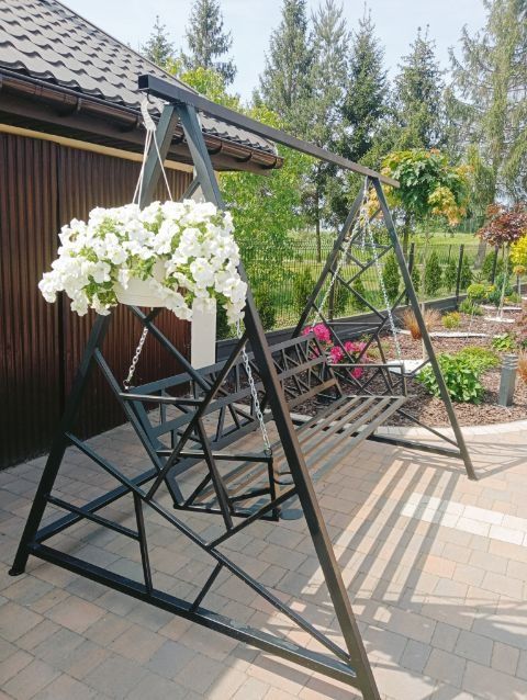 Piękna huśtawka kuta