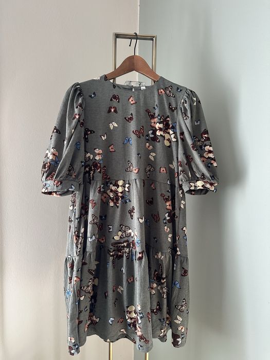 Sukienka z bufiastymi rękawkami