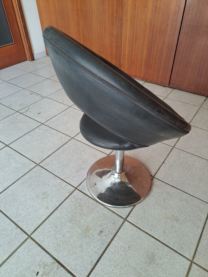 Cadeira giratória de design moderno – couro sintético e base cromada
