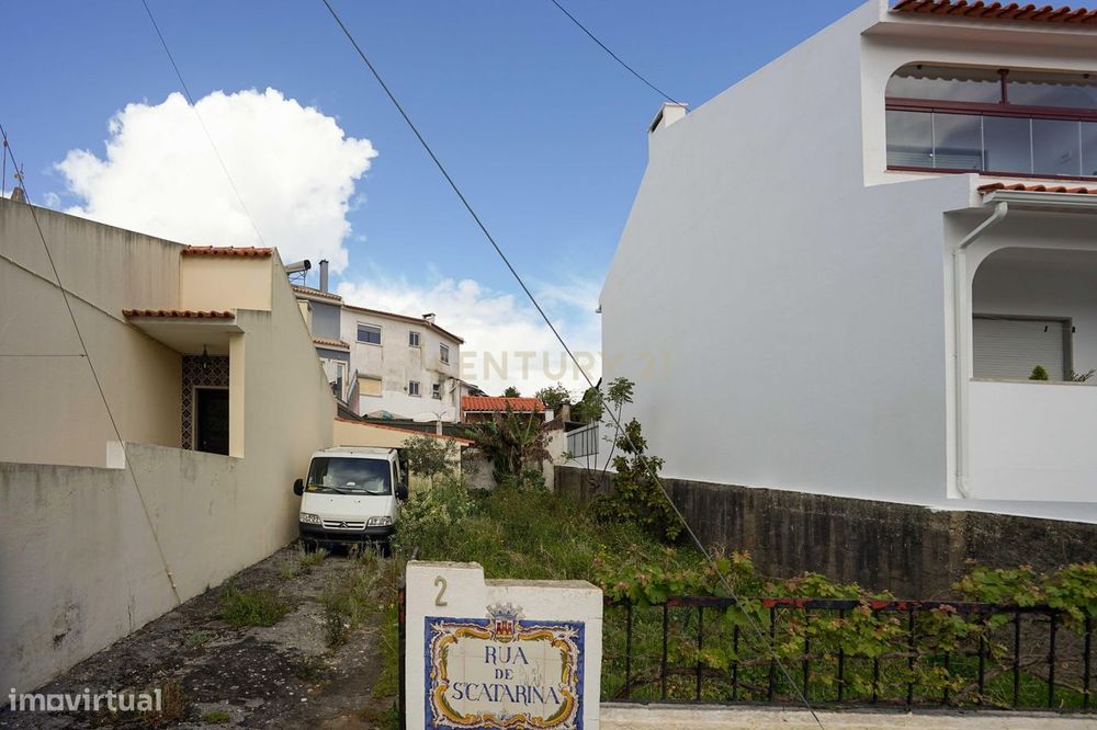 Terreno Urbano no Estoril: Oportunidade Única