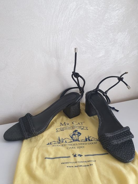 чорні ажурні  босоніжки на зручних підборах