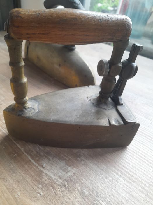 Stare żelazko, żelazko z duszą, z mosiądzu. 2 szt.