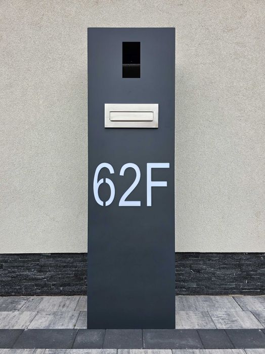 Nowoczesny słupek multimedialny z Twoim numerem domu