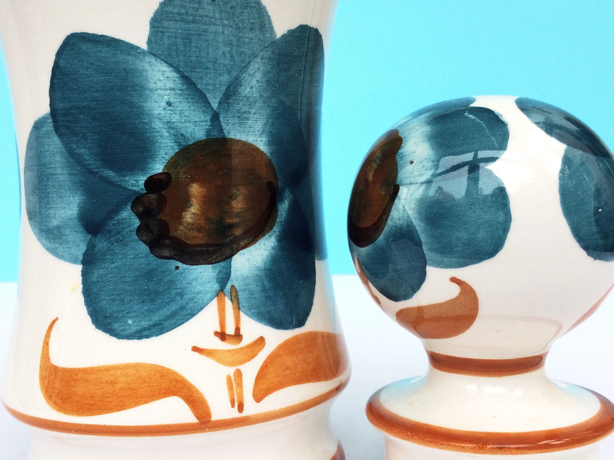 Pote de cerâmica com tampa / Alcobaça / pintado à mão / flores azuis