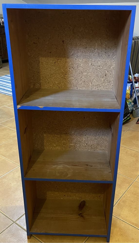 Estante azul em pinho para arrumação