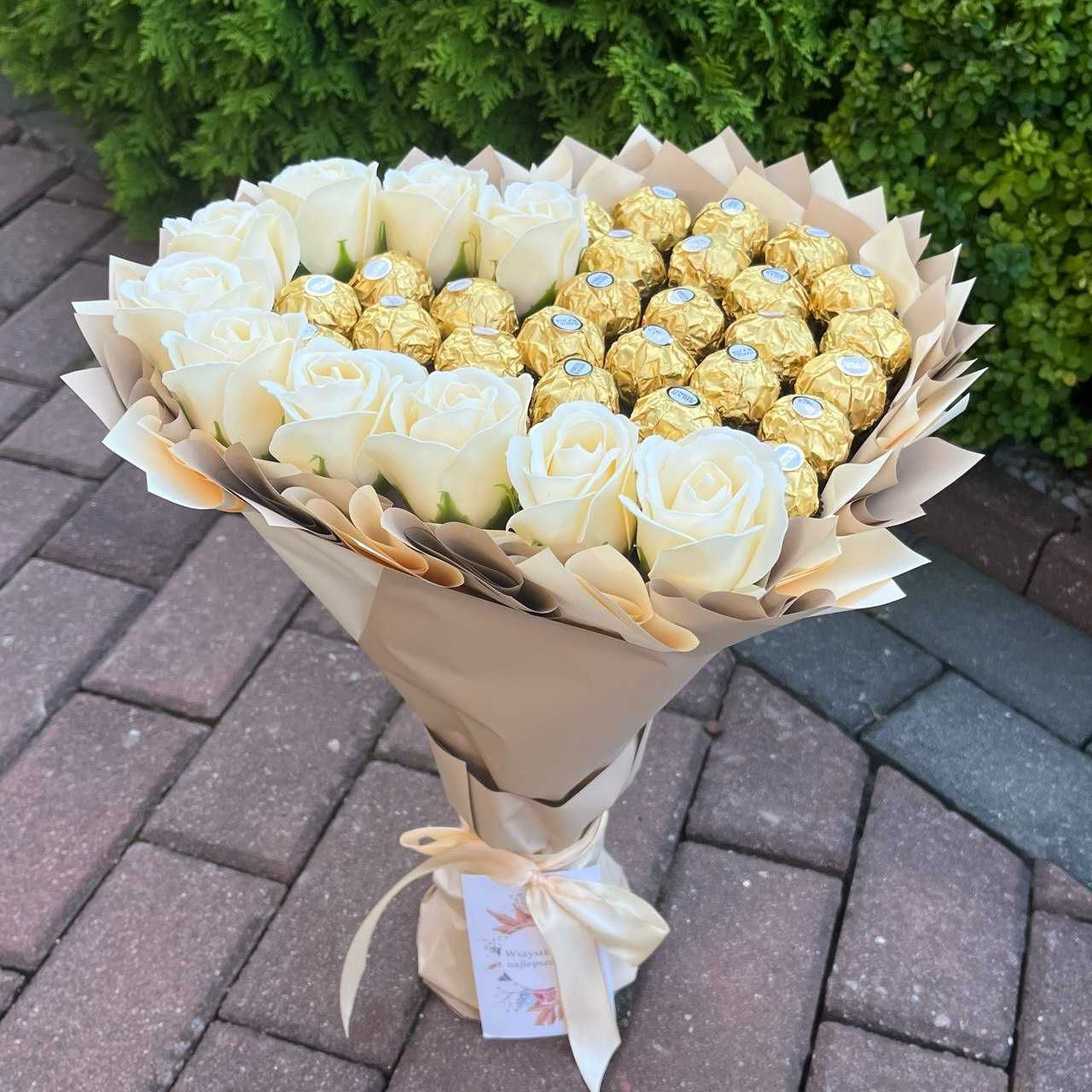 Prezent na 40 30 10 urodziny. Bukiet serce Ferrero Rocher róże mydlane