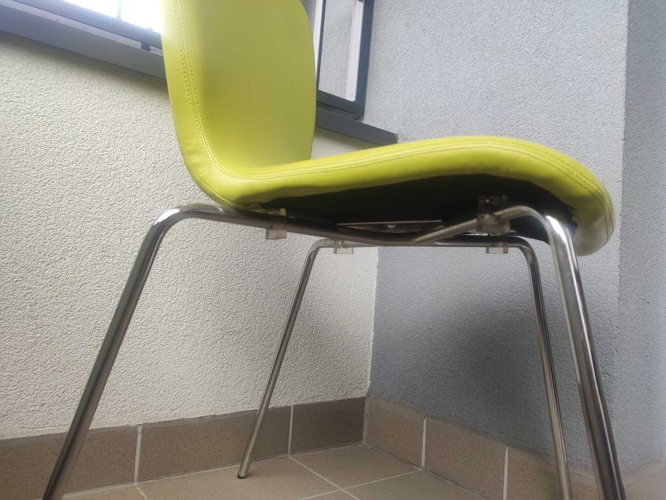 Krzesło wygodne i zadbane. stabilnie stoi