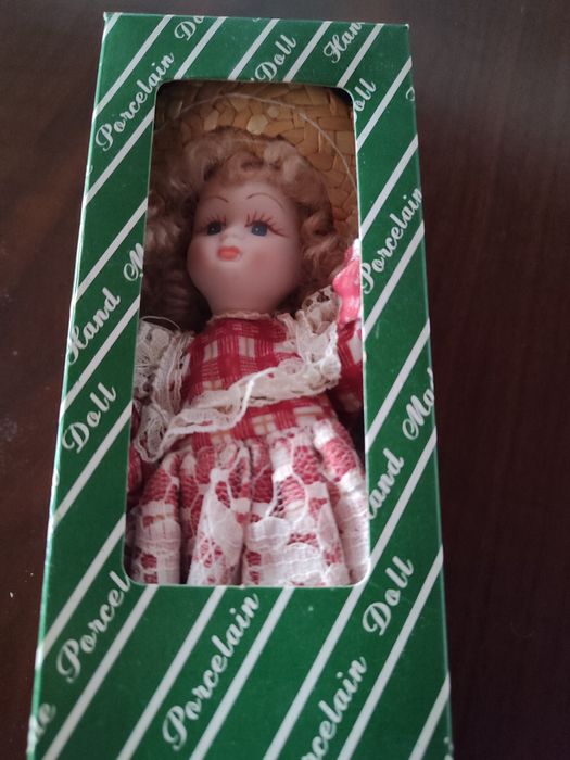 Boneca vintage de porcelana pintada à mão