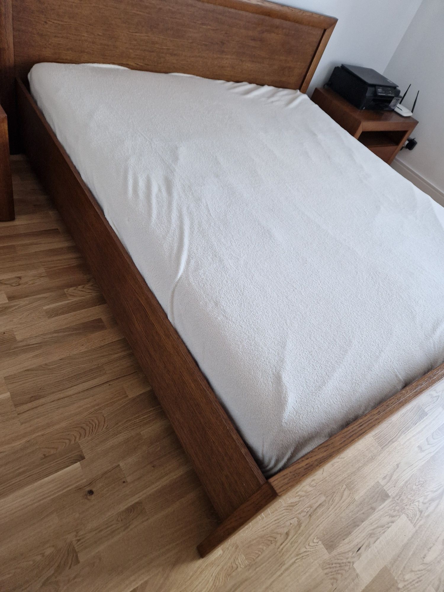 Sypialnia , łóżko wraz z dwoma szafkami