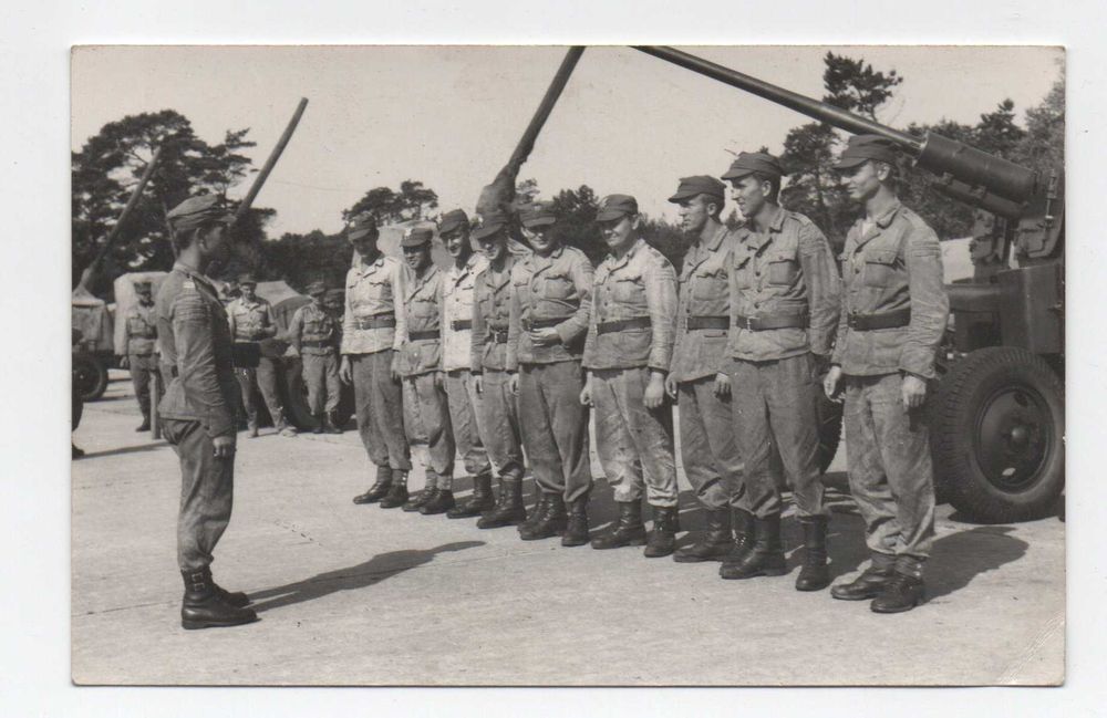 Stare zdjęcie z poligonu drużyna artylerii PRL