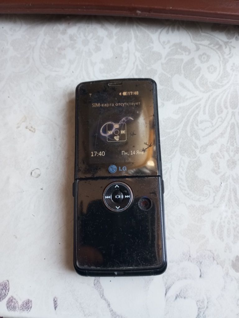 Продам телефон LG KM380