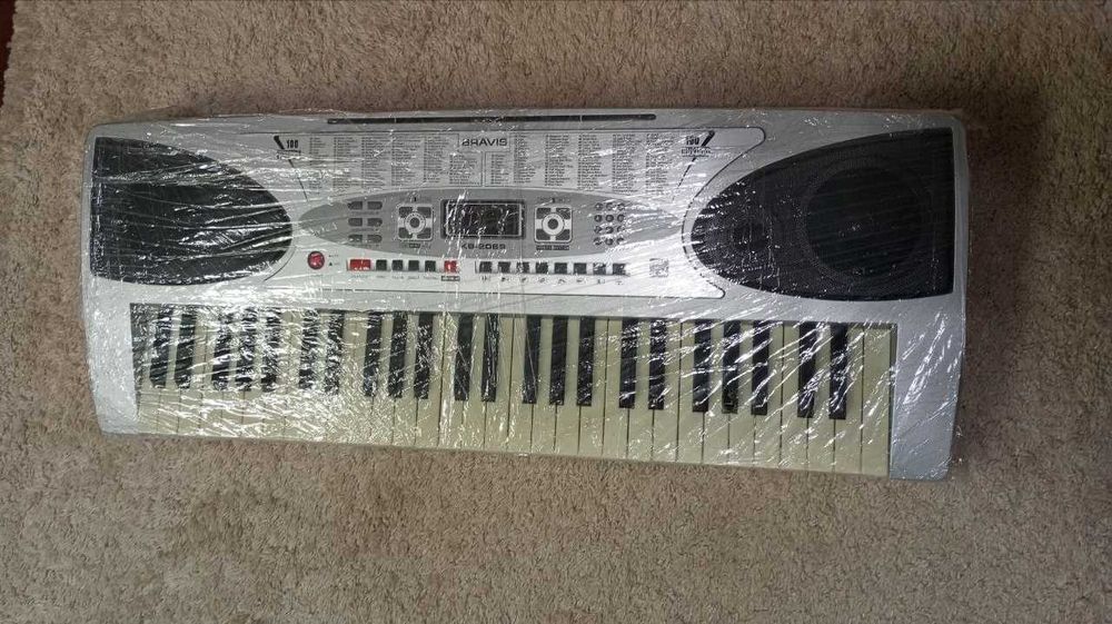 Продам синтезатор BRAVIS