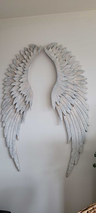 Wielkie drewniane skrzydła