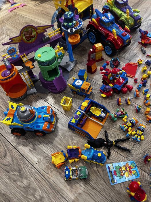 Mix SUPER ZINGS, ok. 70 figurek, 3 duże pojazdy, 2 bazy i inne