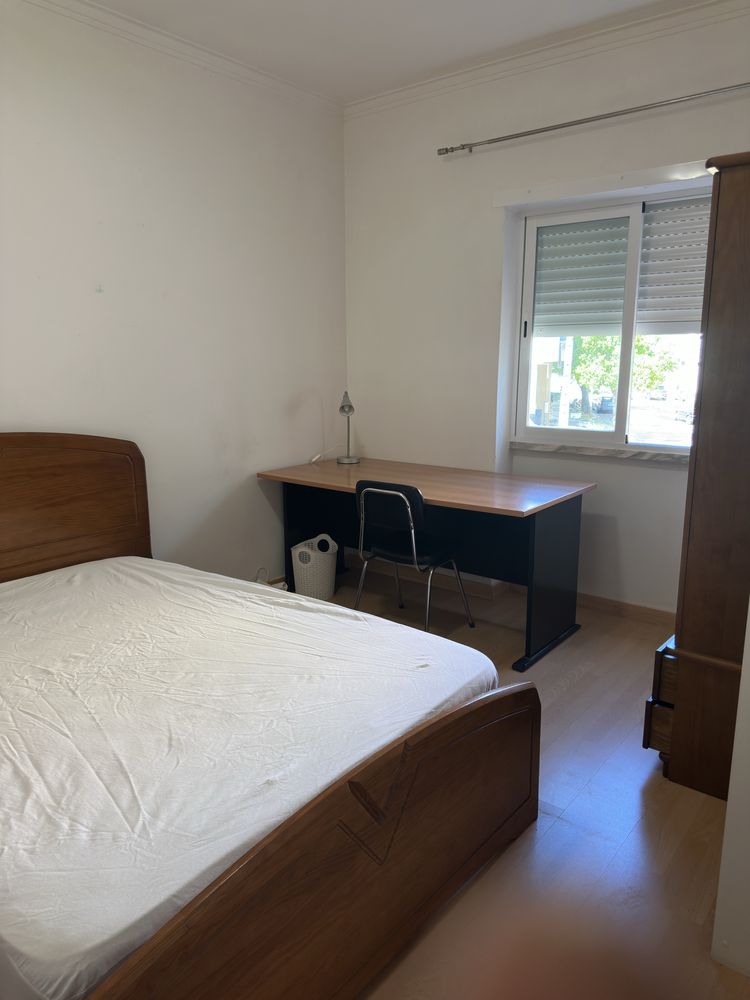 Alugo quarto junto à NOVA FCT no Monte da Caparica