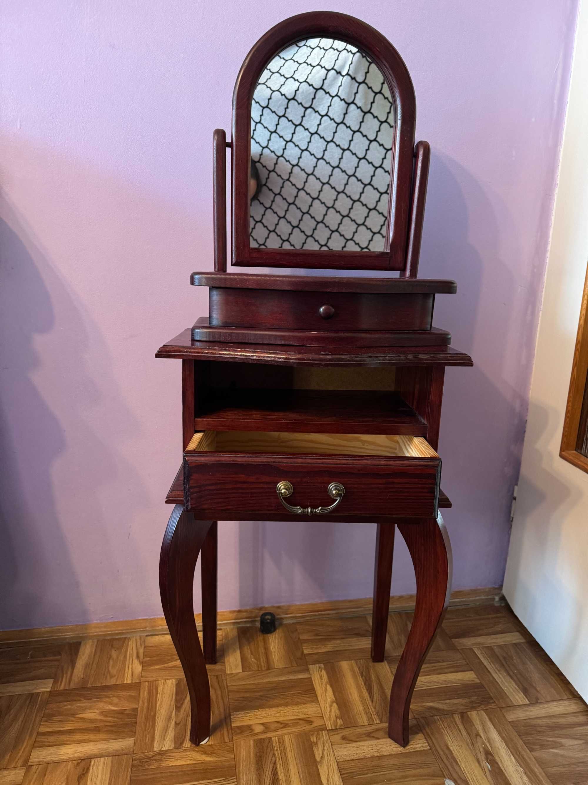 Urokliwa toaletka w stylu vintage z ruchomym lustrem