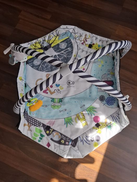 Mata kinderkraft z zabawkami