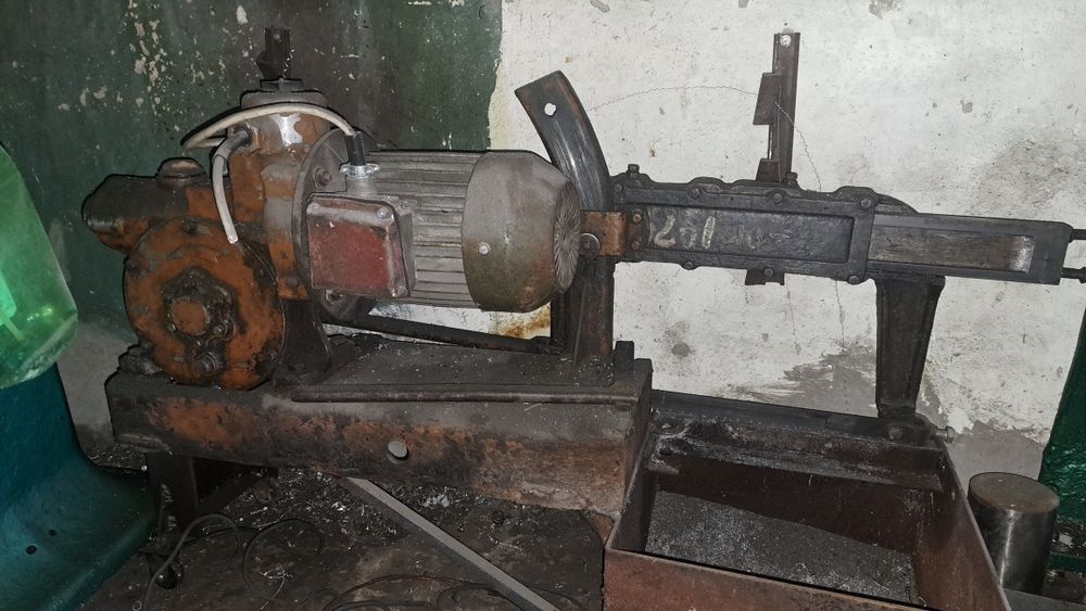 Механічна пила по металу.