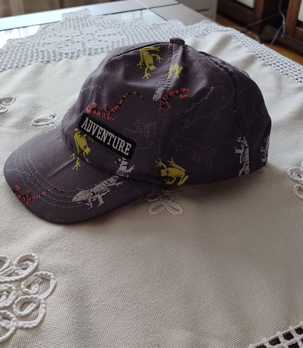 Czapka z daszkiem chłopięca.