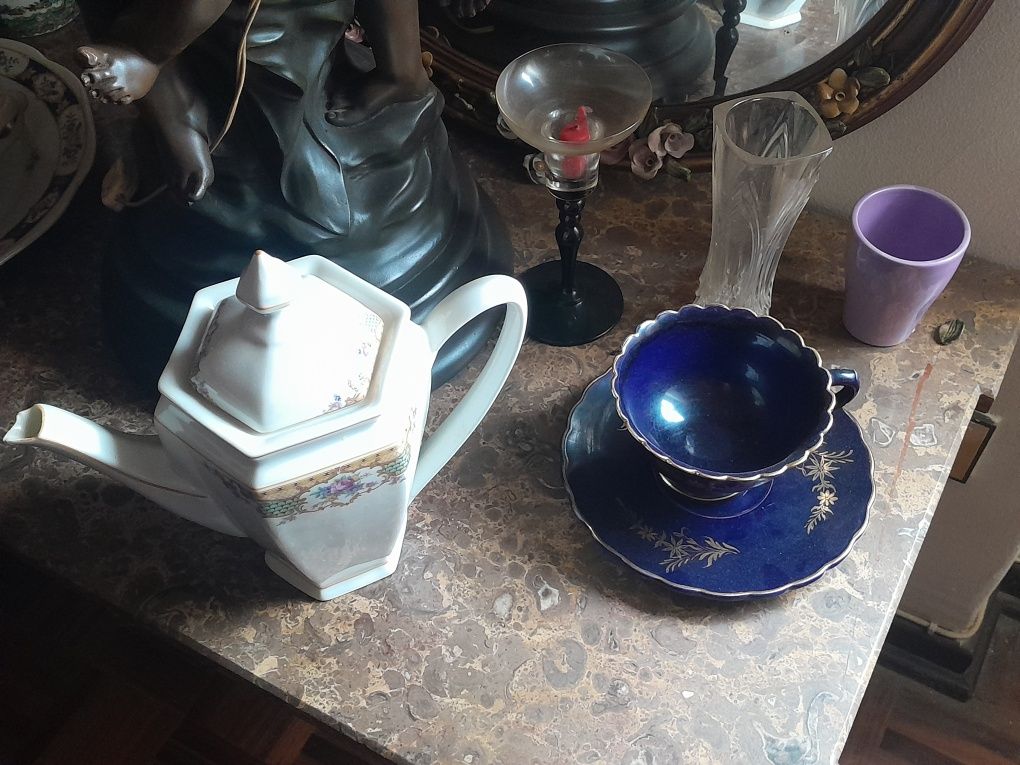Loicas diversas e mesa (mármore)
