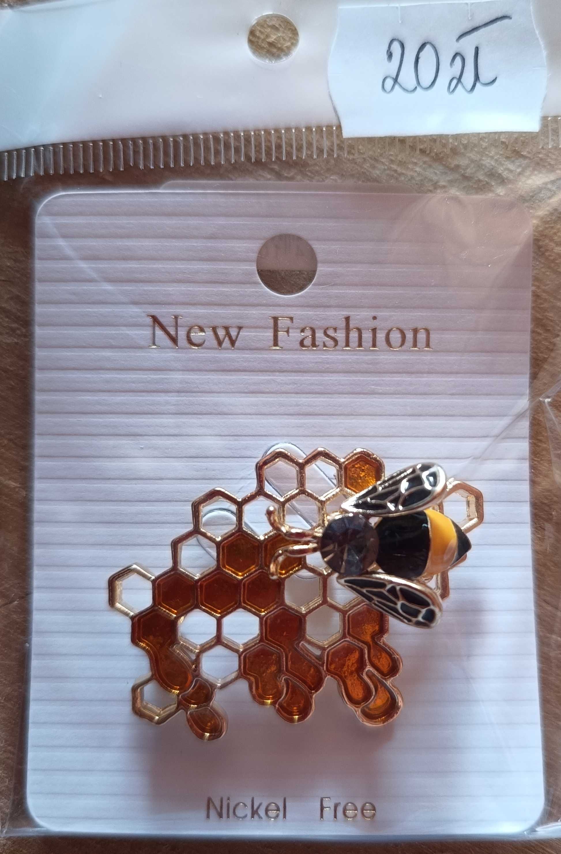 Nowa broszka wolna od niklu - Pszczoła na plastrze miodu za 20zł