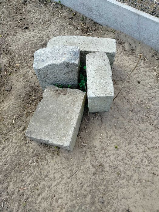 Gruz , kawałki krawężników