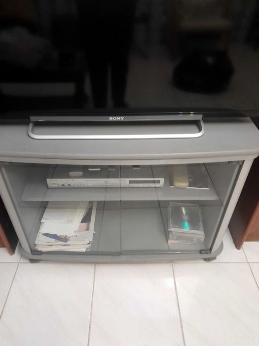 Movel de televisão sinzento