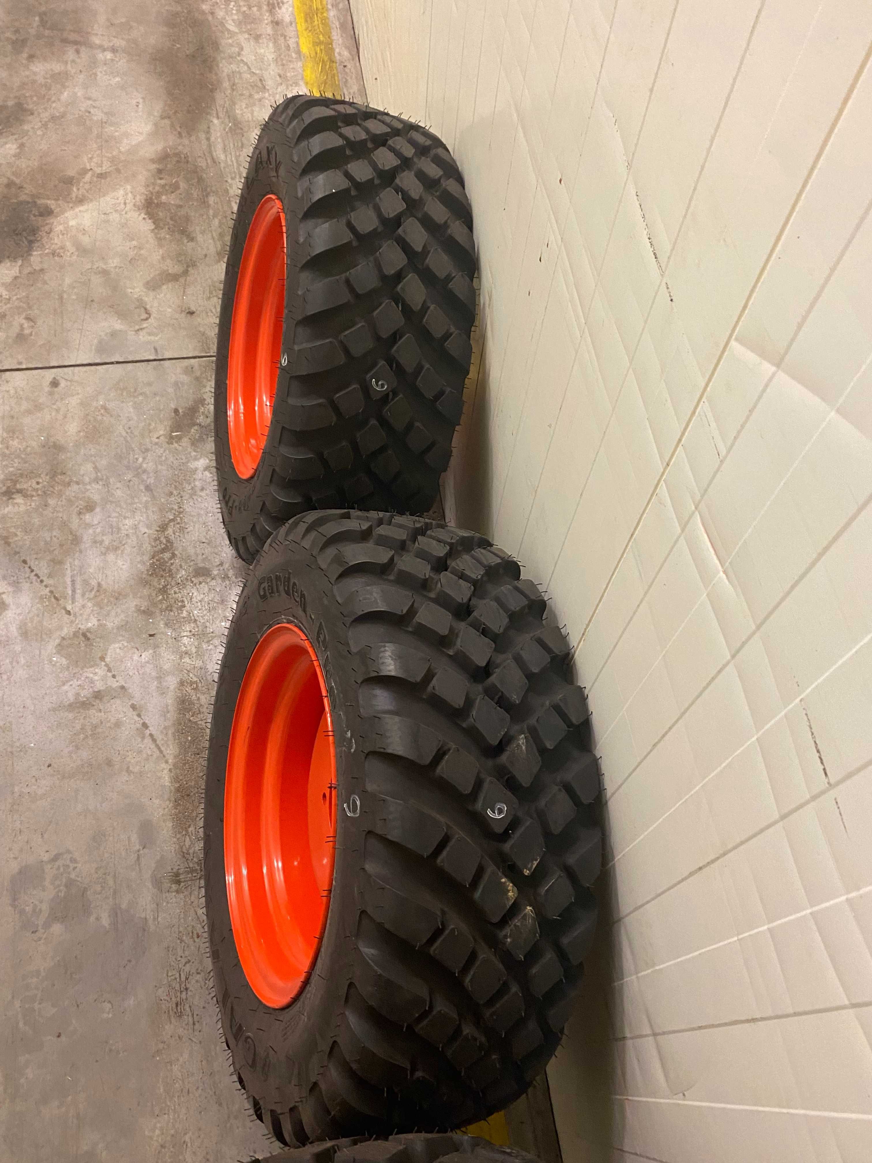 Felgi z oponami trawiastymi (G6) 2x380/70/24,2x260/70/16 Kioti Kubota