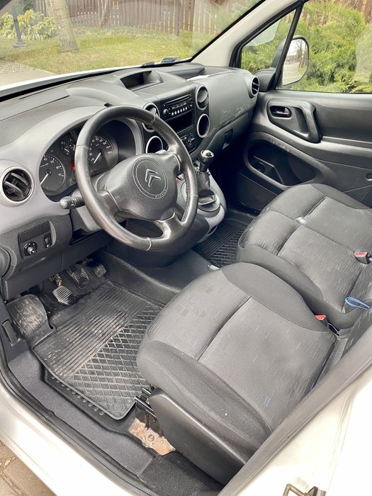 Wypozyczalnia aut  furgon blaszak Berlingo/Partner Wynajem busa