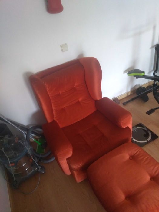 Sofa cadeirão vermelho super confortavel com apoio para pés
