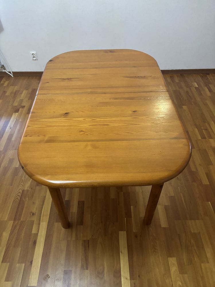 Stół drewniany - rozkladny plus dwa elementy przedluzajace stół .