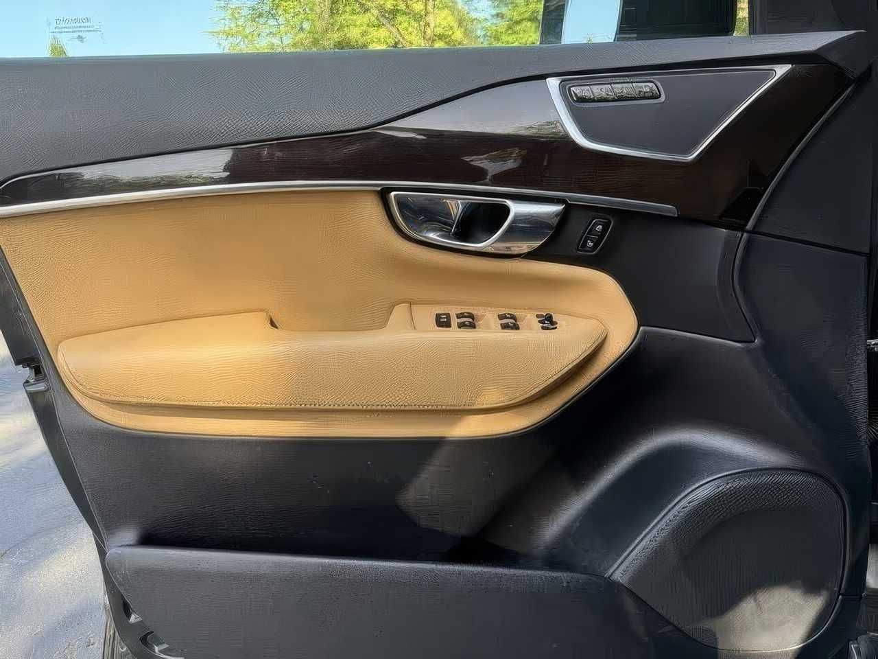 2017 Volvo XC90 T6 Momentum
